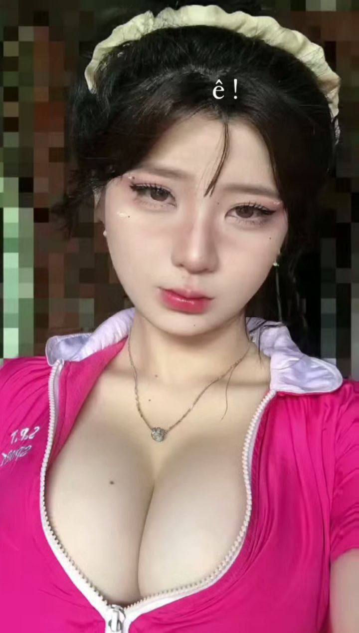 Quán bar cosplay, thiên đường sung khoái cho các quý ông